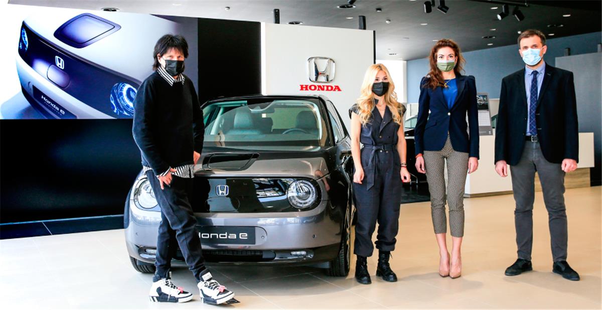 Όμιλος Επιχειρήσεων Σαρακάκη & Honda Cars παρέδωσαν το Honda e στη νικήτρια του διαγωνισμού του Athens Dee Jay 95.2